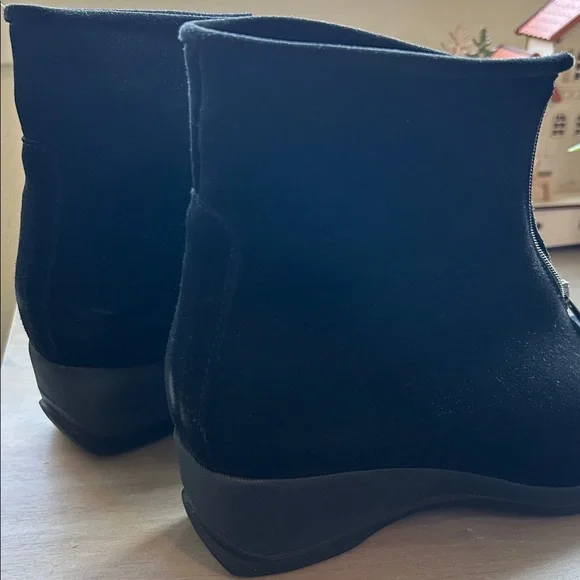 La Canadienne Shiane Black Suede Boots - Picture 7 of 13